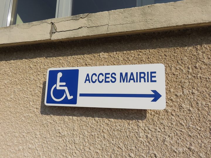 Signalétique intérieure & extérieure — Directionnelle, PMR, sécurité, plaques, totems d'orientation